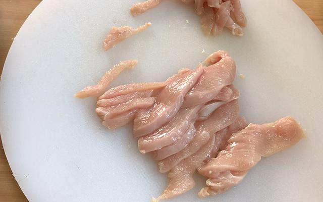 小摊上15块钱的炸鸡柳，自己在家做一锅，外酥里嫩，出锅就吃光