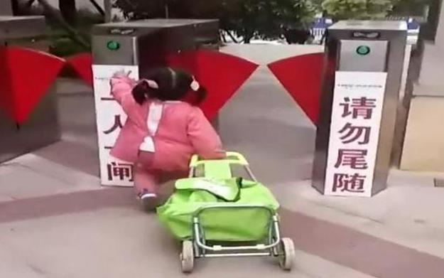 「你的育儿经」孙女出门买菜，却被小区闸机拦住，网友：小朋友你是否有很多问号