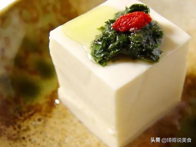 “世界级”切豆腐大赛，日本厨师切出菊花，中国：见过蒲公英吗？