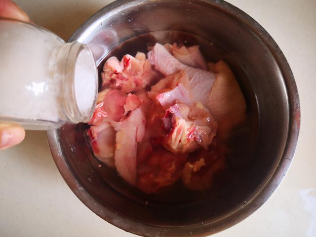 炖鸡肉，直接炖还是先焯水？都不对，掌握3窍门，肉嫩汤鲜还不腥