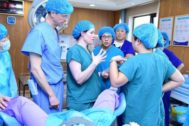「超级宝妈」产房冷知识：为啥产妇生孩子感觉冷？6月酷暑手脚发凉，要懂原因