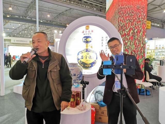 宜宾|消费品精品展丨有酒还有歌 他把宜宾美酒唱进更多消费者心里