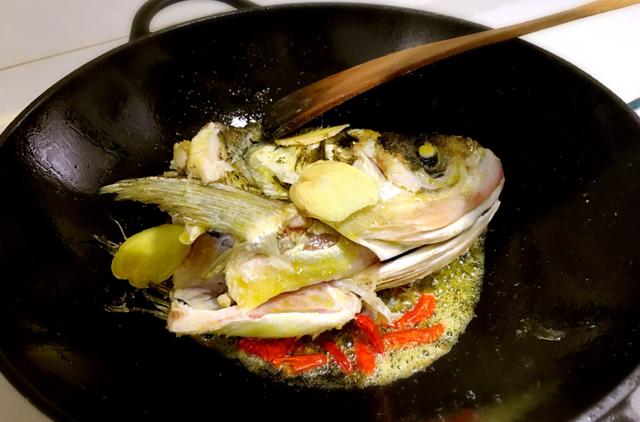 小雪后，白萝卜和它是绝配，焖15分钟就好，应季而食温暖过冬