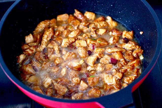 鸡胸肉只能做炸鸡排才好吃吗？教你1道双椒鸡丁，低脂营养，特香