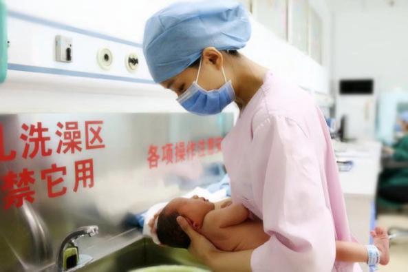 你的育儿经▲COVID-19疫情期:在家也能给宝宝"洗白白"
