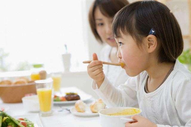 「你的育儿经」宝宝出现5个信号，暗示正在遭遇积食，三个妙招巧消积食