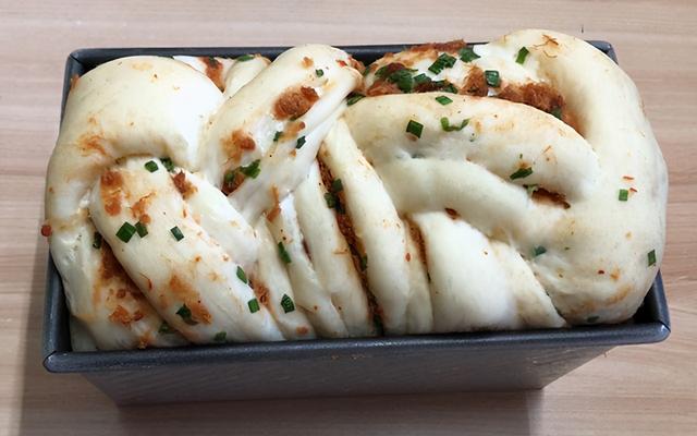 入冬后我常做它，肉松手撕面包，柔软拉丝，早餐吃的饱暖和精神足