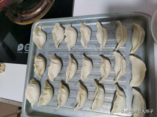 做煎饺有人先倒油，有人先加水？老师傅：都不对，这才是正确方法