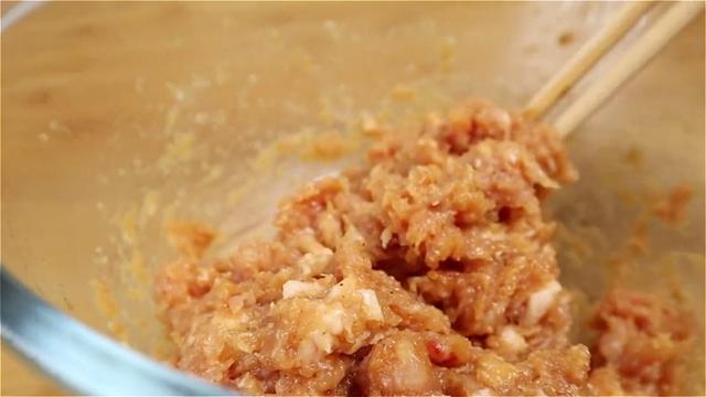 入冬了，我们家迷上吃这个，不和面不揉面，皮薄馅大，营养又美味