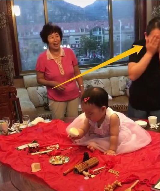超级宝妈@一岁宝宝“抓周”，一把抓住的东西，奶奶顿时黑脸，妈妈：没眼看