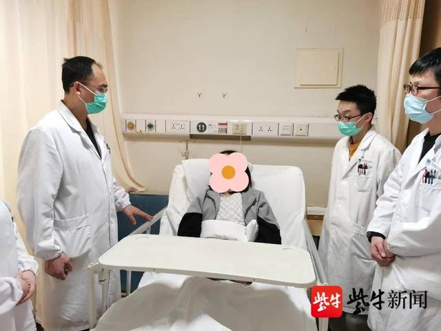 患者|洗澡滑倒，凳子的一条腿直插进肛门，为摸清体内伤情，医生跪在地上检查
