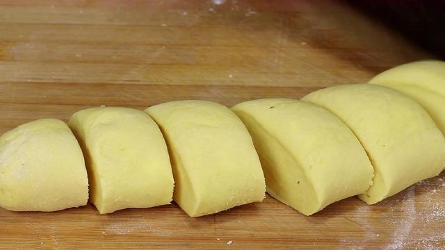 红薯最近火了，教你创意吃法，不烤不烙，用筷子一卷，太香了