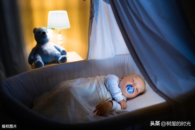 你的育儿经：新生宝宝睡觉总是黑白颠倒，新手爸妈应该如何纠正？试试这样做吧
