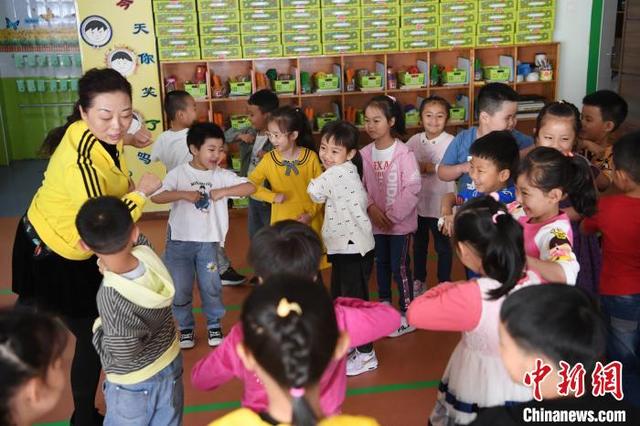 中国新闻网|甘肃幼儿园分批恢复开学“第一课”寓教于乐述防疫知识