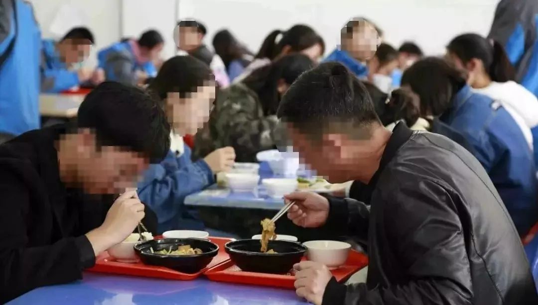 暖先生格调▲这所学校20人确诊！两地紧急叫停开学！开学这件事：宁可事前听骂声，不要事后听哭声！