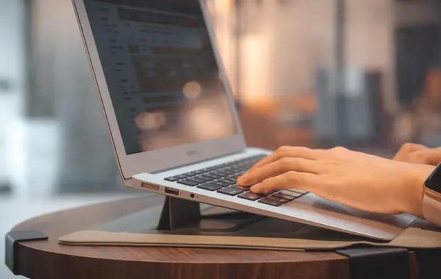 海外众筹346万！这电脑包自带支架超轻便，脊椎舒服炸了