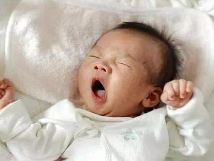 超级宝妈@满月宝宝体重涨多少合适？医生说出标准：太重太轻都不好