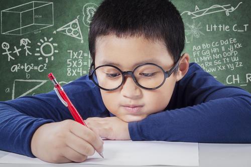 #你的育儿经#3岁背唐诗5岁学毛笔?"填鸭式"的教育背后的伤害,父母要懂得