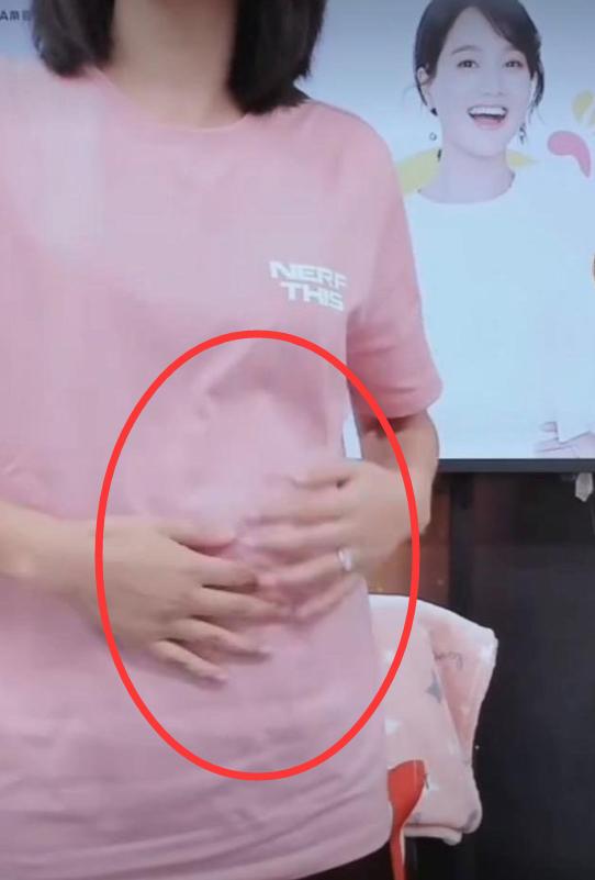 家住魔仙堡|朱丹官宣怀二胎，手捧三月大孕肚，自爆丈夫周一围反应，意料之外