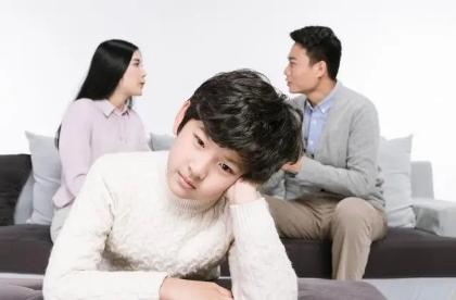 「你的育儿经」"人贩子爸爸"火了,商场捂住孩子眼睛狂奔,路人:差点就报警了