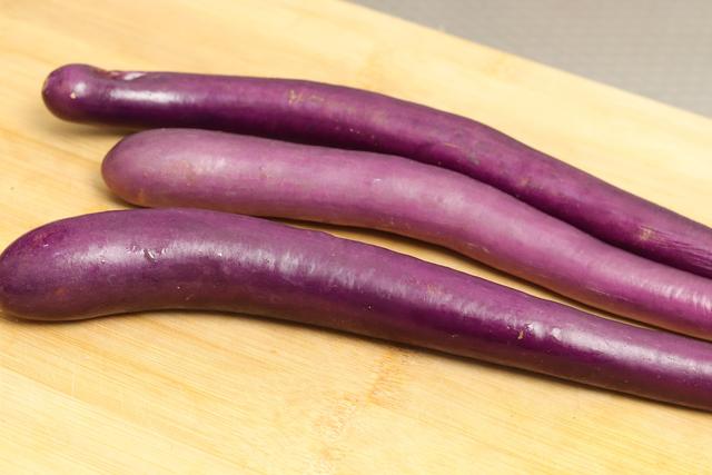 烧茄子时，不要先放油炒，大厨教你一招，茄子不发黑不吸油