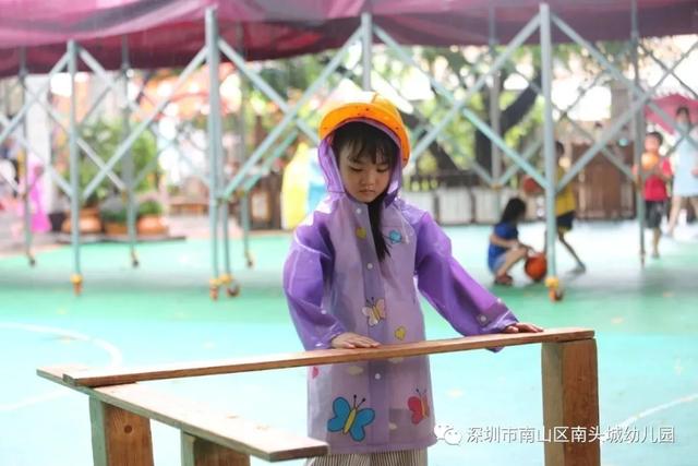 超级宝妈|谁说下雨天不能进行室外活动，这家幼儿园别出心裁做到了