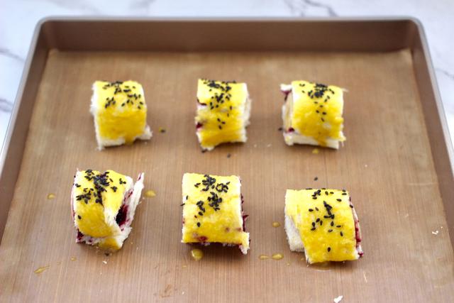 蓝莓香蕉吐司卷，我家早餐就吃它，卷一卷就做好，带便当特有面子