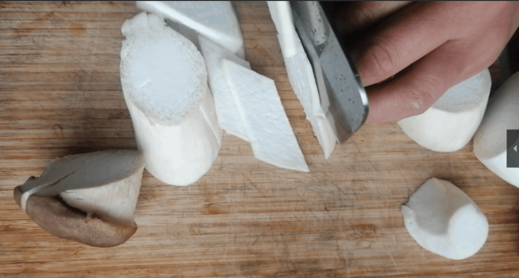 用杏鲍菇做一道清淡爽口的菜品，只需1样辅料，操作简单味道美