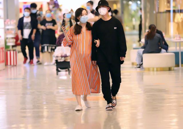 32岁说唱歌手官宣妻子怀孕喜讯，晒与小8岁娇妻贴鼻尖照太甜蜜影视交流地