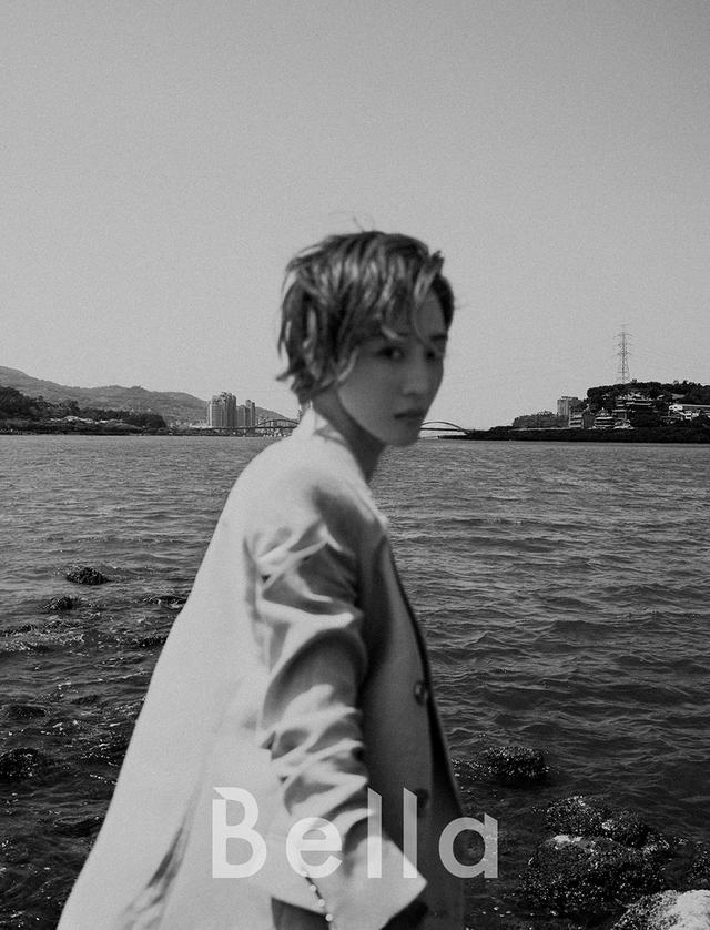 张钧甯封面大片 眼神坚毅气质清冷新华网客户端