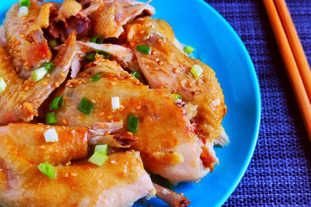 不加一滴水，用家里电饭锅就能轻松做出，鲜香四溢盐焗鸡，太香了