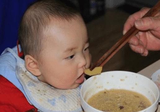 关于辅食的谣言，宝妈们不要轻信，别早早喂孩子“大人饭”