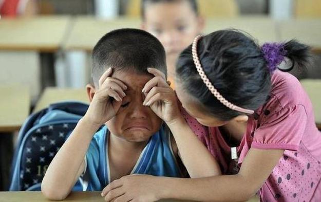 【超级宝妈】小学生考场上大哭，只因名字太难写，监考老师苦笑：足足有103笔