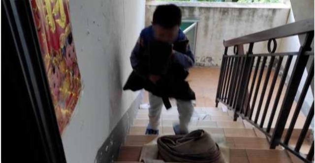 #超级宝妈#家中电器起火，6岁男孩淡定报警求救，消防员：自救技能给满分