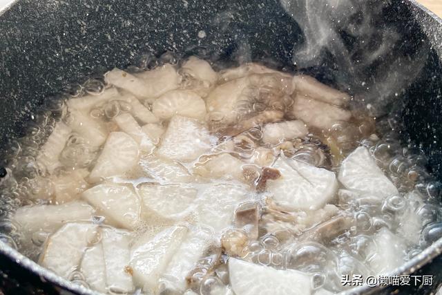 冬至到了，有条件别忘给家人炖这锅热汤，驱寒暖胃寓意好