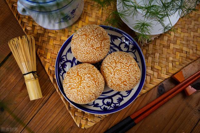 炸麻团为啥鼓不起来？教你2个小技巧，酥脆软糯，个个空心不塌陷