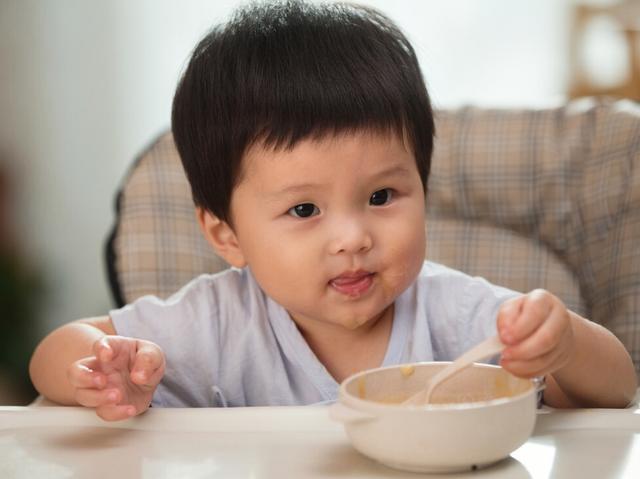 宝宝8个月却抗拒辅食，宝妈无奈就医，医生：多关注下娃心理