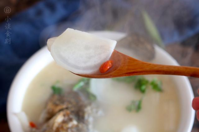 炖鱼时，汤汁寡淡是调料少了吗？我加了“2样”，鱼汤奶白肉质鲜