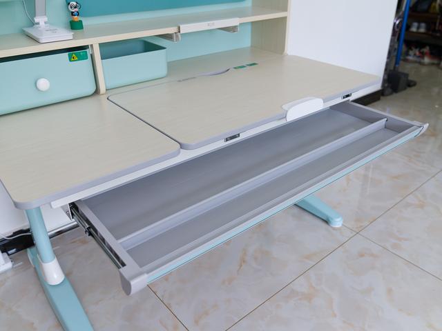 儿女天天乐|可调节的儿童学习桌椅到底有用吗？黑白调儿童学习桌椅给你答案