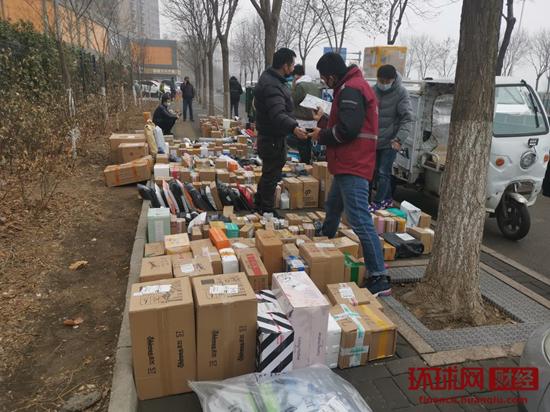 环球网@疫情期间 快递车“扎堆”北京部分小区门口