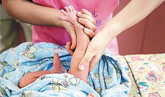 「超级宝妈」两个月宝宝腿伸不直，以后会这样吗？