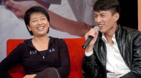 多拉不懂A梦|43岁靳东人设崩塌？曾和江珊“母子恋”引热议，今装文化人被吐槽