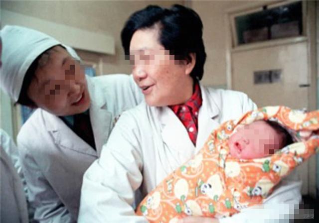 「超级宝妈」她是中国首例“试管婴儿”，32年过去了，如今她的现状令人唏嘘