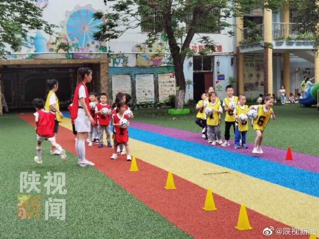 超级宝妈|陕西足球教学从娃娃抓起，小朋友：上完课我现在很喜欢足球