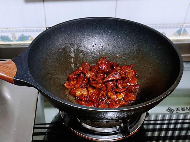 红焖羊肉加两样食材，不腥不膻，羊肉酥烂汤醇厚，味美解馋又暖和