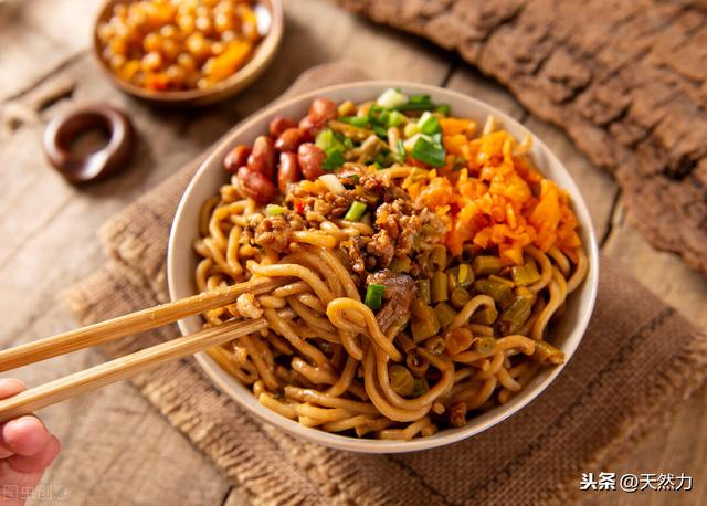 热干面酱汁调法，酱汁香浓味美，太好吃了