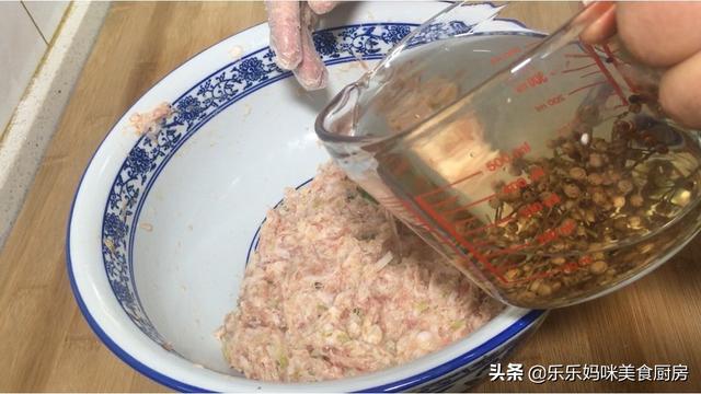 萝卜大肉包子学会这样调馅，鲜香入味，好吃不油腻，太解馋了