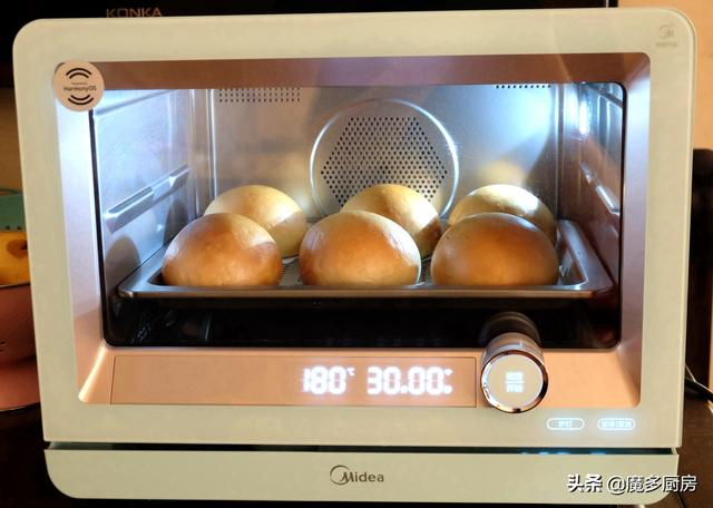 太香了，刚出炉的一盘大馒头，外焦里嫩，孩子们说比蒸的更好吃