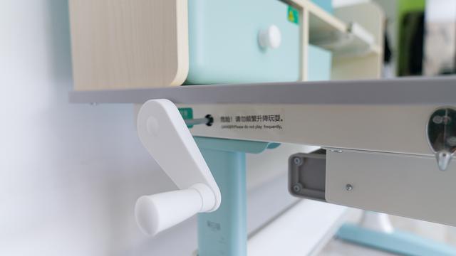 儿女天天乐|可调节的儿童学习桌椅到底有用吗？黑白调儿童学习桌椅给你答案