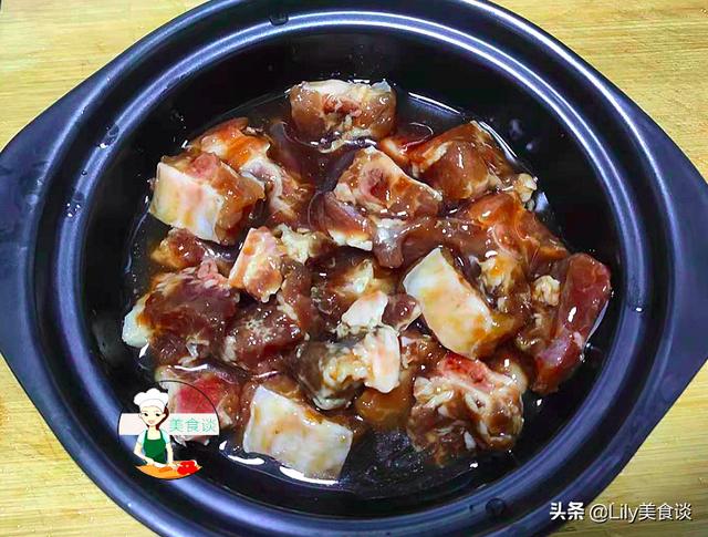排骨此做法，不加一滴水，出锅鲜美到流口水，做一盘，儿子吃撑了
